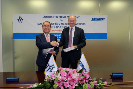 지난 25일 정성립 대우조선해양 사장(왼쪽)과 카스텐 몰텐센 BW그룹 사장이 LNG선 건조계약서에 서명을 한 뒤 악수를 하고 있다. <대우조선해양 제공>